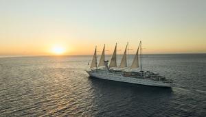 Il grande veliero Club Med 2 in crociera fa scalo a Portoferraio