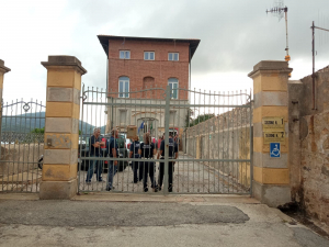 Ammalorata una parte del pavimento al Grigolo, sospese (fino alle 18,35) le operazioni di voto nelle sezioni 1 e 2