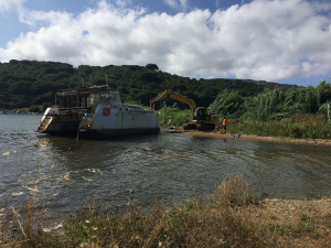 Iniziati i lavori per rimuovere il relitto dalla costa di Mola