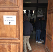 Referendum campese sull'aeroporto fila al seggio, affluenza alta