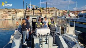 Gli studenti del Nautico di Livorno in visita alla Sezione Operativa Navale della GdF di Portoferraio