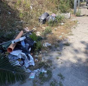 "Benvenuti all'Isola d'Elba", degrado nel parcheggio in area retroportuale- Viale Elba