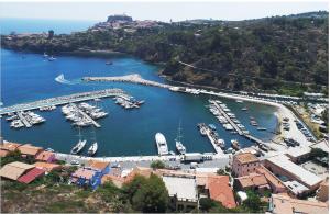 Capraia: furto di uno zaino con PC e auricolari, denunciato il presunto mariuolo