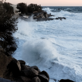Due immagini della mareggiata sulle coste occidentali