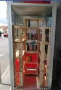 Portoferraio: La cabina-libreria gratuita del porto ora è "arredata".