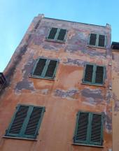 L'ex Hotel Touring di Via Roma - Via E. Gasperi che cade a pezzi