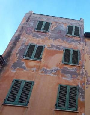 L&#039;ex Hotel Touring di Via Roma - Via E. Gasperi che cade a pezzi