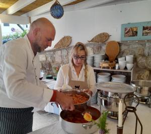 Gabriele Messina, i suoi ospiti ed i menu solo elbani