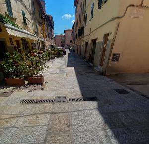 Ripulito il granito in Via dell'Amore