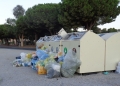 Fotonotizia -  Periferia ferajese, domenica mattina: l'assedio ai cassonetti 