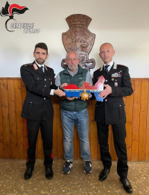 Campo, il Maestro Luca Polesi dona un’opera alla stazione Carabinieri