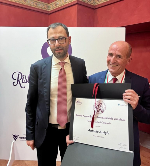 Vinitaly Verona: il Ministro dell&#039;Agricoltura premia come &#039;Benemerito della viticoltura 2022&#039; Antonio Arrighi