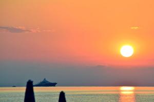 Naregno: 7.000 tonnellate di yacht a pochi metri dalla zona (umida) di resistenza floro-faunistica