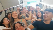 Il saluto cantato dei ragazzi che lasciano la loro vecchia scuola di Salita Napoleone - VIDEO