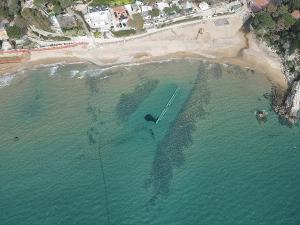 Capoliveri - Lido: dopo lo scavo del fondale per il dissalatore sassi lasciati sull’arenile dall’ASA