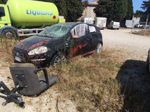 Il decoro urbano non può essere dimenticato, una discarica a ridosso dei cimiteri