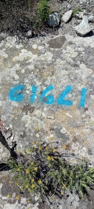 Vandalismi montani: c'è pure chi si diverte a scrivere con lo spray sulla cote