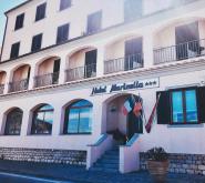 Chiude l'Hotel Marinella ma l'eredità dell'accoglienza della Famiglia Torino rimane viva