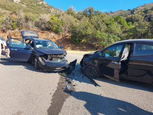 Due auto si scontrano a Nisporto, cinque i feriti