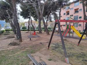Portoferraio: i residenti ripuliscono i giardini di Piazza Dante - Fotocronaca