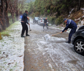 Fotonotizia: grandinata su Marciana, rallentamenti al traffico