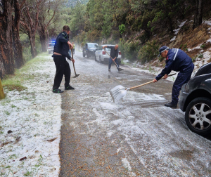 Fotonotizia: grandinata su Marciana, rallentamenti al traffico