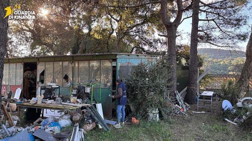 Porto Azzurro: Sequestrati discarica e manufatto abusivi, con 5 tonnellate di rifiuti (anche pericolosi)