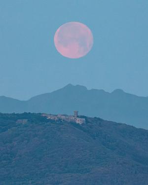 Uno scatto raro: Luna piena, Rocca di Populonia e Monte Capanne perfettamente allineati