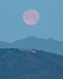 Uno scatto raro: Luna piena, Rocca di Populonia e Monte Capanne perfettamente allineati