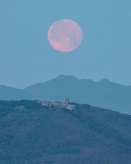 Uno scatto raro: Luna piena, Rocca di Populonia e Monte Capanne perfettamente allineati
