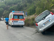 Fuoristrada presso il Fanaletto longonese con auto finita sulla scarpata a monte