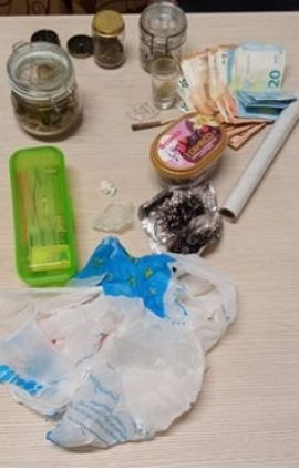 Fugge in moto all’alt dei Carabinieri e si schianta contro due auto, preso con la droga