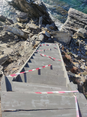 La deturpante scala sugli scogli dell'Enfola: plauso alla Capitaneria, ma "fioriscono" altri abusi