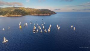 La Minigiraglia 2025: tre giorni di vela, festa e design a Capraia per un’edizione da record