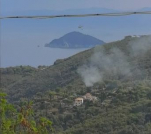 Incendio in località Lavacchio (Marciana), in corso le operazioni di spegnimento
