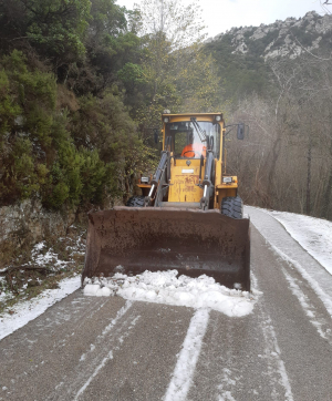 Operai provinciali al lavoro sulla SP 37 del Monte Perone con i mezzi spala neve