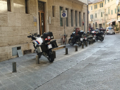 Parcheggio selvaggio in Via Guerrazzi. Impercorribile per i pedoni, e soprattutto per i disabili