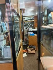 Rapina con "spaccata" in una gioielleria al porto ferajese, titolare colpita da una pietra