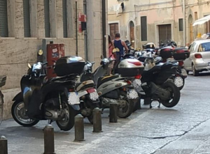 Una protesta per la rumorosità di moto e motorini
