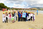 A Marina di Campo una marea di cappellini gialli contro i rifiuti abbandonati in spiaggia