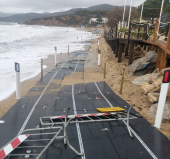 Le mareggiate continuano a “rompere” la strada provvisoria del Lido di Capoliveri