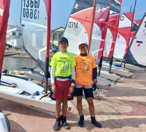 Bellosi e Giusti al mondiale O'Pen Skiff 2026 in Sardegna per il Club del Mare