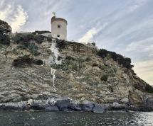 La colata cementizia sulla scogliera sotto la torre di Marina di Campo