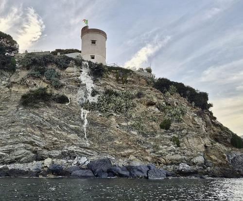 La colata cementizia sulla scogliera sotto la torre di Marina di Campo