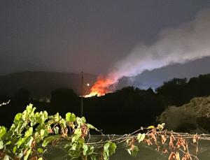 Incendio a Capoliveri, in fiamme una struttura vicino al deposito comunale
