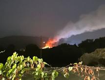 Incendio a Capoliveri, in fiamme una struttura vicino al deposito comunale