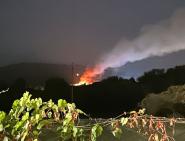 Incendio a Capoliveri, in fiamme una struttura vicino al deposito comunale
