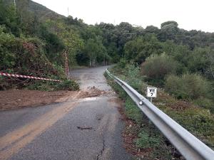 Maltempo all'Elba. In corso le operazioni di rimozione dei detriti franosi sulla SP della Parata