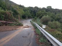 Maltempo all'Elba. In corso le operazioni di rimozione dei detriti franosi sulla SP della Parata