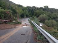 Maltempo all'Elba. In corso le operazioni di rimozione dei detriti franosi sulla SP della Parata